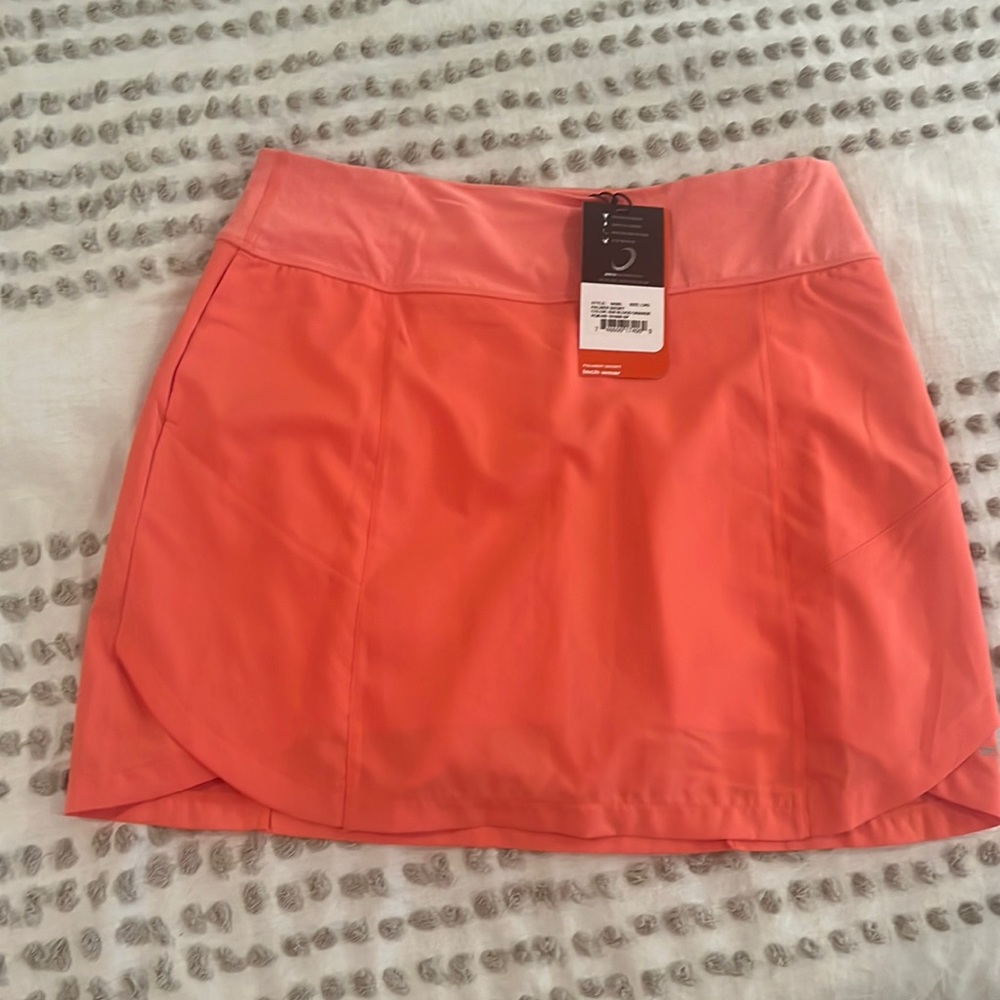 Zero restriction golf skirt
